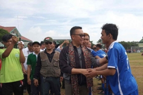 Menpora Imam Nahrawi saat menyalami para pemain sepak bola antar kampung di Indramayu. Menpora optimis Timnas Indonesia U-23 bisa memperoleh poin penuh saat bertanding melawan Vietnam. (Khaerul Izan).