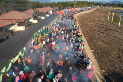 Sejumlah penari memperagakan tarian tradisional pada pembukaan Festival Pesona Danau Limboto di Kabupaten Gorontalo, Gorontalo, Kamis (20/9/2018). Festival tahunan dengan tema &quot;Danau Limboto, Mutiara Gorontalo&quot; tersebut untuk mempromosikan pariwisata dan budaya Gorontalo serta dalam rangka kampanye penyelamatan Danau Limboto yang masuk kategori kritis