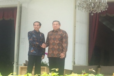 Presiden Joko Widodo bersama presiden keenam RI Susilo Bambang Yudhoyono (SBY) di kompleks Istana Kepresidenan RI, Jakarta, Kamis (9-3-2017). (Foto: Hanni Sofia)