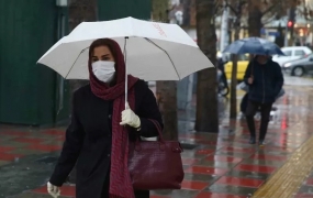 Seorang perempuan Iran memakai masker saat berjalan di sebuah jalan di Kota Tehran, Iran, Selasa (25/2/2020). Iran menjadi negara kedua setelah China dengan jumlah kematian tertinggi akibat wabah virus Corona atau COVID-19 yang muncul sejak akhir Desember 2019 di Wuhan. ANTARA FOTO