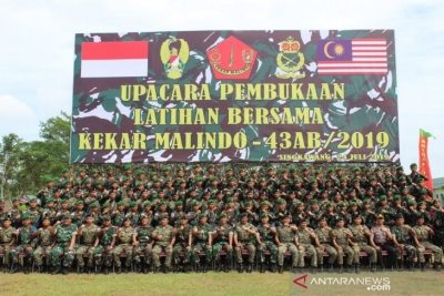 Pembukaan Latihan Bersama Kekar Malindo Seri 43 AB/2019 antara TNI Angkatan Darat dengan Tentera Darat Malaysia di Depo Pendidikan Bela Negara Resimen Induk Kodam XII/Tanjungpura, Singkawang.