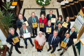 hairperson UI GreenMetric Prof Riri Fitri Sari (tengah batik) bersama Pimpinan Universitas Penerima UI GreenMetric Award. (ANTARA/HO/Humas UI/Feru Lantara)