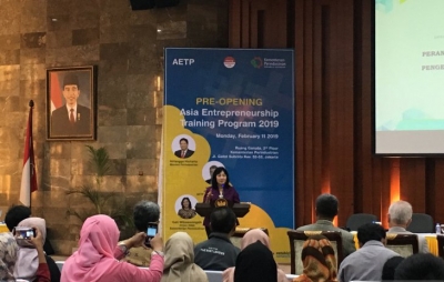 Direktur Jenderal Industri Kecil Menengah dan Aneka Kementerian Perindustrian Gati Wibawaningsih saat memberi sambutan pada pre opening dan seminar Asian Entrepreneurship Training Program (AETP) di Jakarta, Senin. (ANTARA News/ Sella Panduarsa Gareta)