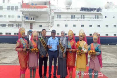 Kepala Unit Manajemen Pelabuhan BPKS, Zulkarnaini Abdullah (empat kiri) berfoto dengan penari tradisional Aceh usai penyambutan kunjungan Kapal Pesiar MS Silver Discoverer di Pelabuhan CT-1 BPKS, Sabang, Minggu (10/3/2019) (Foto Antara Aceh/Humas BPKS)