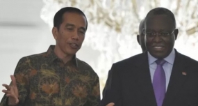 Kerja Sama Energi Indonesia-Angola Presiden Joko Widodo (kiri) berbincang dengan Wapres Angola Manuel Domingos Vicente (kanan) seusai pertemuan di Istana Merdeka, Jakarta, Jumat (31/10). Indonesia dan Angola telah menandatangani kerja sama bidang energi sehingga kedua negara sepakat meningkatkan kerja sama perdagangan dan pembangunan kilang migas bersama dengan dasar saling menguntungkan.