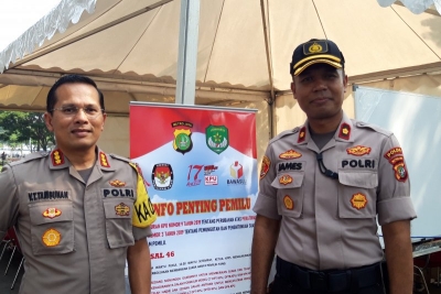 Kapolresta Bandara Soekarno Hatta, Tangerang, Kombes Pol Victor Togi Tambunan (kiri) saat mengamankan proses Pemilu di Bandara Soekarno Hatta di Tangerang, Banten, Rabu (17/4/2019).