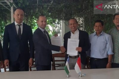 Wakil Direktur Pertama Departemen Regional Provinsi Bukhara, Uzbekistan, Khakimov disaksikan Sekretaris Kedutaan Besar Uzbekistan untuk Indonesia Muzaffar S Abdulazimov dan CEO Antara Digital, Darmadi serta Wakil Gubernur NTB Sitti Rohmi Djalilah memperlihatkan naskah kerjasama usai penandatanganan kerjasama promosi pariwisata halal di Mataram, Senin. Jakarta, 24/6 