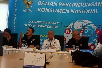 Ketua BPKN, Ardiansyah Parman (kedua kanan) dalam konferensi pers bertema Menuju Indonesia Emas, di Jakarta, Senin. (ANTARA/ Zubi Mahrofi)