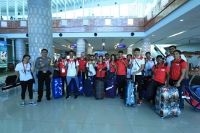 Kontingen tinju dari berbagai negara berpose bersama saat tiba di Bandara Komodo, Kota Labuan Bajo, Kabupaten Manggarai Barat, Provinsi Nusa Tenggara Timur, pada Sabtu (20/7) untuk mengikuti kejuaraan tinju internasional Piala Presiden RI ke-23 yang digelar di daerah itu.