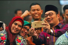 Warga berswafoto dengan Gubernur Jawa Barat Ridwan Kamil (Antara Sumbar/Igoy El fitra) (Antara Sumbar/Igoy El fitra/)