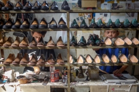 Perajin menyelesaikan produksi sepatu di Sentra Sepatu Cibaduyut, Bandung, Jawa Barat, Rabu (7/8/2019).