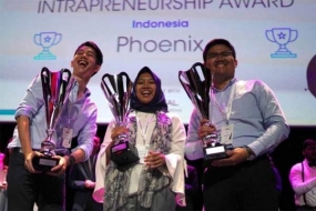 Tiga mahasiswa dari Sekolah Teknik Elektro dan Informatika Institut Teknologi Bandung (ITB) terdiri dari Johan Poernomo, Rifda Annelies Az Zahra, dan Albert Sahala Theodore meraih Global Winner pada kompetisi Loral Brandstorm Challenge 2019, yang diadakan di Salle Pleyel, Paris, Prancis, baru-baru ini. - ANTARA