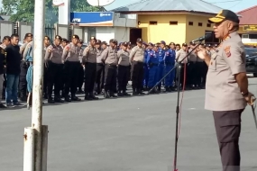 Kapolda Papua Irjen Polisi Paulus Waterpauw memberikan pengarahan saat apel gabungan Polres Mimika, Satgas Nemangkawi dan Satgas Amole di halaman kantor pelayanan Polres Mimika di Timika. (ANTARA/Evarianus Supar)