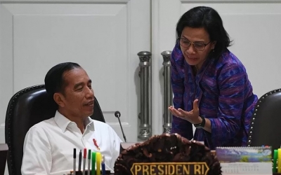 Dokumentasi - Presiden Joko Widodo (kiri) berbincang dengan Menkeu Sri Mulyani (tengah) di sela rapat terbatas di Kantor Presiden, Jakarta, Senin (11/11/2019). ANTARA 