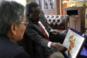 Duta Besar RI untuk Kenya Soehardjono Sastromihardjo (kiri) bertemu dengan dengan Utusan Khusus Uni Afrika bidang infrastruktur, Raila Amolo Odinga (kanan) di Nairobi, Kenya. (Kemlu RI)