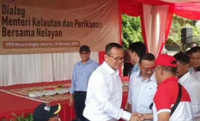 Menteri Kelautan dan Perikanan Edhy Prabowo menyalami nelayan di Muara Angke, Jakarta Utara. ANTARA/