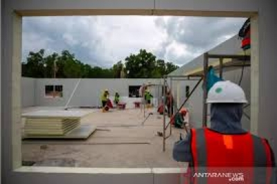  Pekerja membangun gedung rumah sakit khusus Corona (COVID-19) di kawasan bekas Camp Vietnam di Pulau Galang, Batam, Kepulauan Riau. ANTARA FOTO/M N Kanwa/ama.