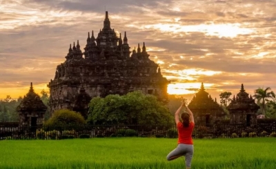 Wisatawan sedang menikmati keindahan alam di Indonesia. ANTARA/Humas Kemenparekraf