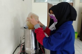 Mahasiswa FTP UB menguji limbah biomassa menjadi pulp dan kertas yang ramah lingkungan.