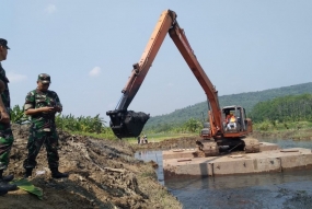 Sedimentasi di sepanjang aliran Sungai Citarum kian memprihatinkan. Kini tengah dilakukan perkejaan normalisasi selama 1,5 bulan ke depan.