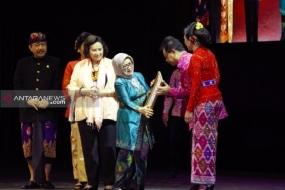 Ibu Wakil Presiden Mufidah Jusuf Kalla yang juga Ketua Umum Dekranas menyerahkan penghargaan World Craft City kepada Wakil Bupati Gianyar A.A Gde Mayun didampingi Ketua Dekranasda Kabupaten Gianyar, Ida Ayu Surya Adnyani Mahayastra. (Adi Lazuardi)