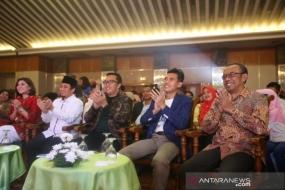 Menpora Imam Nahrawi (tiga dari kiri) menghadiri National Youth Summit Kemenpora bertema Kepemimpinan Utama untuk Entrepreneur Muda di Grand Sahid Jakarta, Minggu (14/4/2019). Tampil sebagai pembicara kunci, Menpora membangkitkan optimisme pemuda.