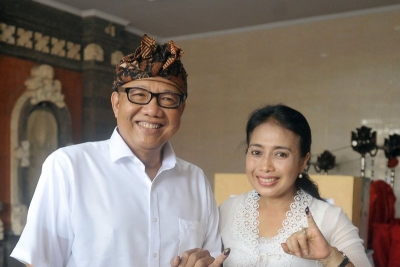 EMILU - Menteri Koperasi dan UMKM AA Ngr Puspayoga bersama istri melaksanakan Pemilu di TPS 17 Banjar Belaluan Sadmerta, Denpasar, Rabu (17/4) kemarin. (foto/eka adhiyasa)