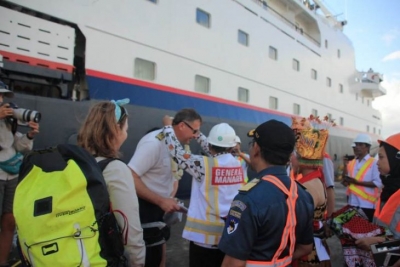 Sambutan General Manager Pelindo III Pelabuhan Tanjung Wangi, Nizar saat kedatangan Kapal pesiar MV Silver Discover berbendera Bahamas bersandar di Pelabuhan Tanjung Wangi, Banyuwangi, Jawa Timur. Rabu (10/7/19)