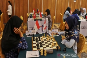 Pecatur Indonesia Sabila Klarisa melawan pecatur tuan rumah lainnya Safitri Dhea, pada babak lima nomor standart putri dalam kejuaraan catur &quot;Asian Juniors and Girls U-20 Chess Championship 2019&quot;, di Hotel Lorin Surakarta, Jawa Tengah, Kamis. 