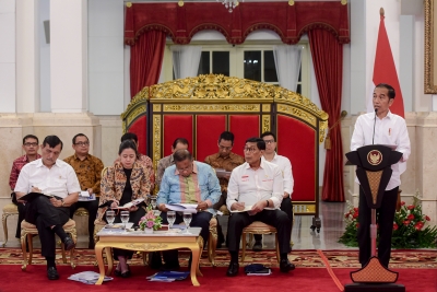 Presiden Jokowi memberikan arahan pada Sidang Kabinet Paripurna, di Istana Negara, Jakarta, Senin (5/8) siang