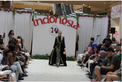 Design Songket oleh Adis Karim dalam Indonesia Fashion Show 2019 Houston.