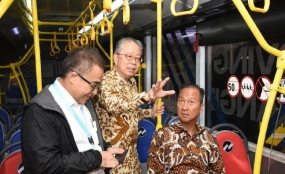 Menteri Perindustrian Agus Gumiwang Kartasasmita (kanan) bersama Ketua Umum Gabungan Industri Kendaraan Bermotor Indonesia (Gaikindo) Yohannes Nangoi (tengah) memperhatikan kendaraan komersial yang ditampilkan pada pembukaan Gaikindo Indonesia International Commercial Vehicle Expo (GIICOMVEC) 2020 di Jakarta, Kamis (5/3/2020). ANTARA/HO Biro Humas Kemenperin/am.