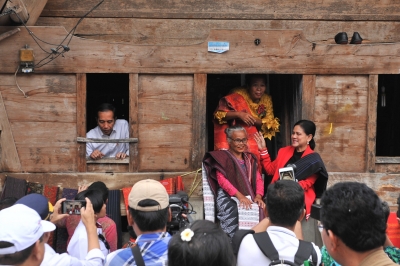 Presiden Jokowi didampingi Ibu Negara Iriana mengunjungi Rumah Adat Batak Samosir di Kampung Huta Raja, Desa Lumban Suhi-Suhi Toruan, Kecamatan Pangaruruan, Kabupaten Samosir, Selasa (30/7). 