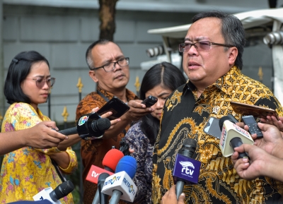 Menteri PPN/Kepala Bappenas Bambang Brodjonegoro menjawab wartawan usai mengikuti rapat terbatas, di Istana Kepresidenan Bogor, Jabar, Selasa (9/4) sore.