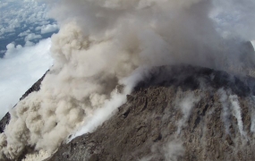 Luncuran awan panas dari puncak Gunung Merapi terekam CCTV di Sleman, DI Yogyakarta, Senin (11/2/2019). Balai Penyelidikan dan Pengembangan Teknologi Kebencanaan Geologi (BPPTKG) mencatat terjadi guguran awan panas Gunung Merapi pada Senin (11/2) pukul 08.58 WIB dengan durasi 105 detik dan jarak luncur 400 meter ke arah kali Gendol, dengan status Gunung Merapi Waspada level II. (ANTARA FOTO/CCTV BPPTKG/hnd/aww.)