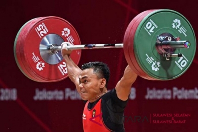 Lifter Indonesia Eko Yuli Irawan melakukan angkatan &quot;clean and jerk&quot; pada nomor angkat besi putra 62 kg Group A, Asian Games ke-18 2018 di JiExpo, Jakarta, Selasa (21/8). Eko berhasil meraih emas pada nomor tersebut. ANTARA FOTO/INASGOC/Fanny Octavianus/YU/18.