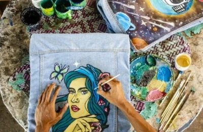 Ilustrasi - Pelaku usaha UMKM menyelesaikan pembuatan lukisan di jaket denim atau jeans di workshop Produk Dalam Kota, Rengasdengklok, Karawang, Jawa Barat, Minggu (2/2/2020). ANTARA FOTO/M Ibnu Chazar/foc.