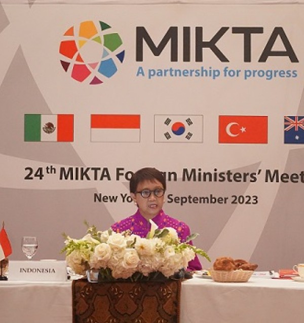 インドネシアは、MIKTA外相会議の議長を務め、中大国としてのMIKTAの役割を強化することを奨励