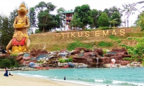 Bangka Belitung州のTikus Emas（ゴールデンマウス）ビーチ