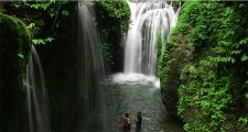 西ヌサトゥンガラ州のBatu Janggot滝