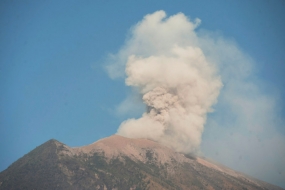 アグン山が噴火し、人々は、半径4キロメートル以内に接近することを禁じられている