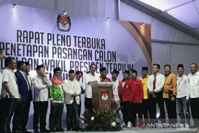 日曜日にジャカルタのKPUで記者会見で大統領候補、副大統領候補のJoko WidodoとMa&#039;ruf Aminが選出された。 （6/30/2019）。