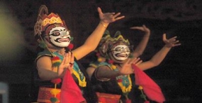 東ジャワ州のMaduraにあるPamekasan地域のTOPENG GETHAKダンス