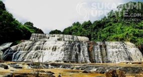 西ジャワ州スカブミのCURUG PUNCAK JERUK（PUNCAK JERUK滝）