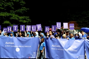 自閉症者と活動家は、モナスでライト・イット・アップ・ブルーを祝う