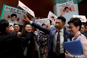 北京が決議を可決すると、香港の4人の立法者の失格が確定