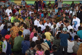 ジョコウィ大統領は、月曜日（1/4）午後、パプアのジャヤプラ県センタニのトゥアレ避難指揮所で、洪水の犠牲者との対話の中でファーストレディイリアナを伴った。