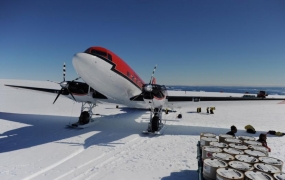 米国はパンデミック時に　南極大陸への最初の飛行をする