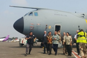 インドネシアを訪問、フランスのエアバスA400Mは、ロンボクへの援助の配布を助ける