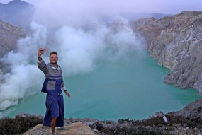 観光客は日曜日（10/22）、東ジャワのMount Ijen Banyuwangiクレーターのカルデラで瞬間をとらえます。